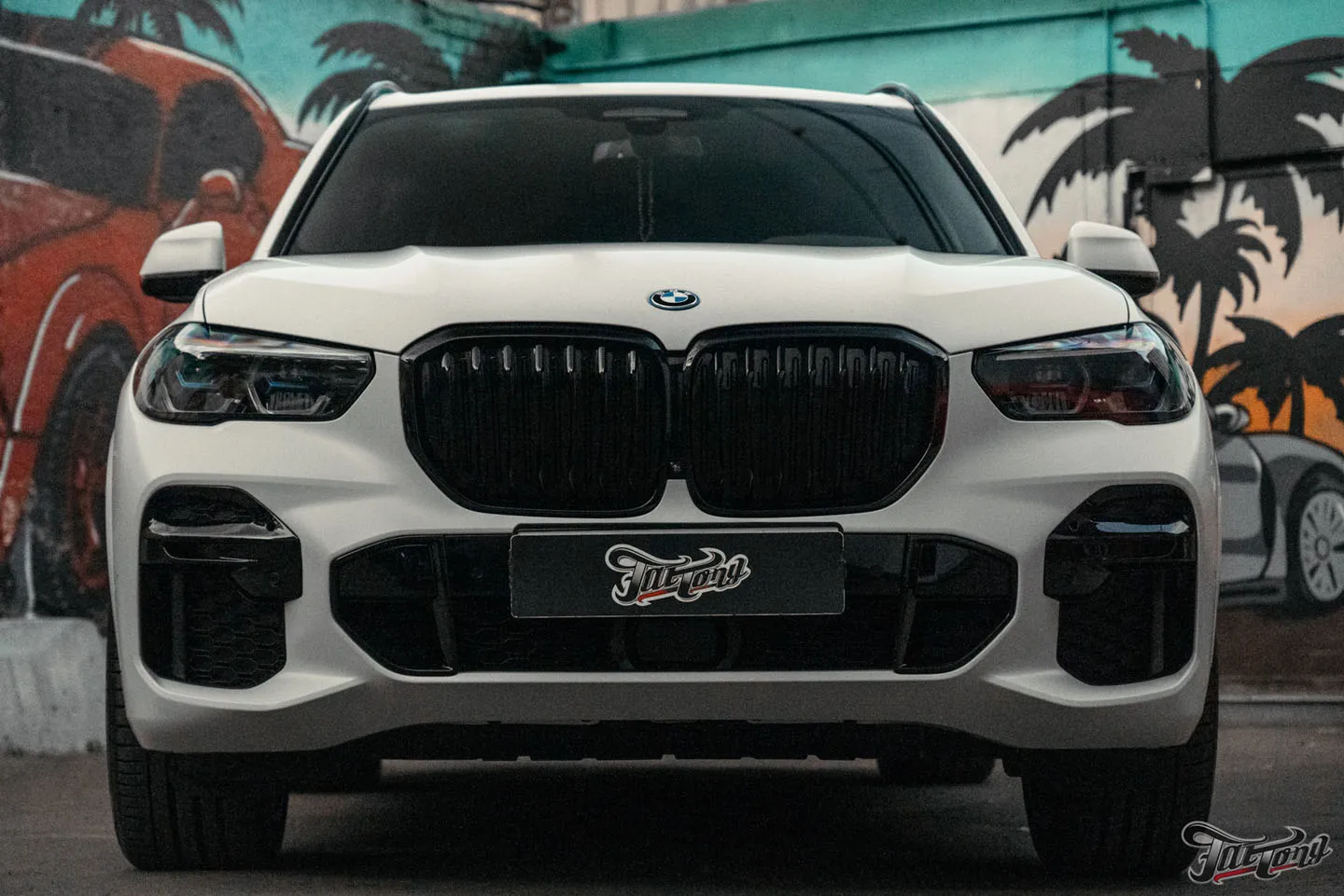 Оклеили гибридный BMW X5 матовым полиуретаном